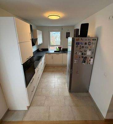 Moderne Küche mit Geräten