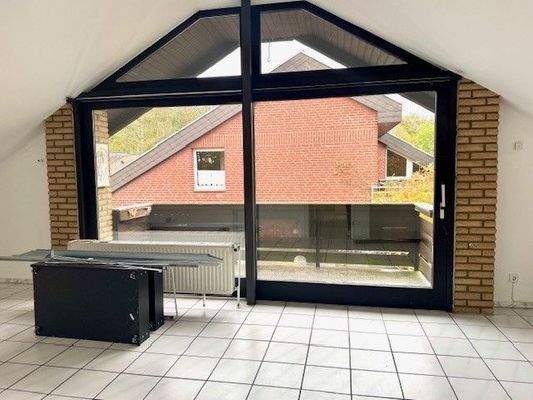 Wohnzimmer mit Balkon im OG