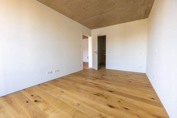 Masterschlafzimmer mit Blick zum Masterbad - HERDERGÄRTEN 1.3.2