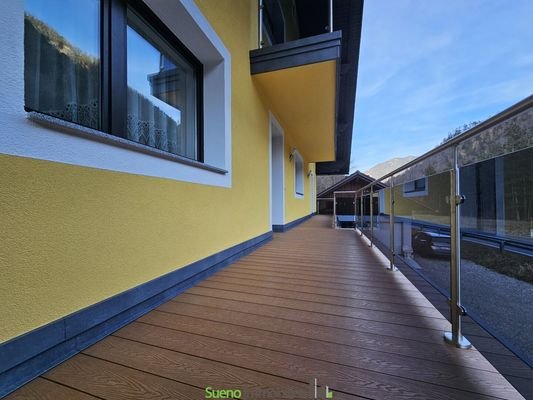 Balkon mit neuem Geländer im OG