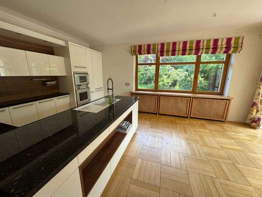 Küche mit großzügiger Fensterfront