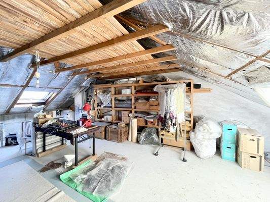 viel Stauraum auf dem Dachboden