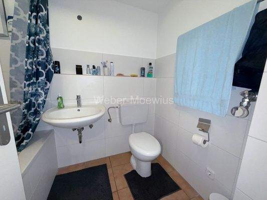 3459 Wannenbad mit Duschvorrichtung a