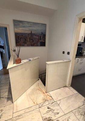 Wohnungsinterne Treppe vom Hochparterre ins Erdgeschoss.