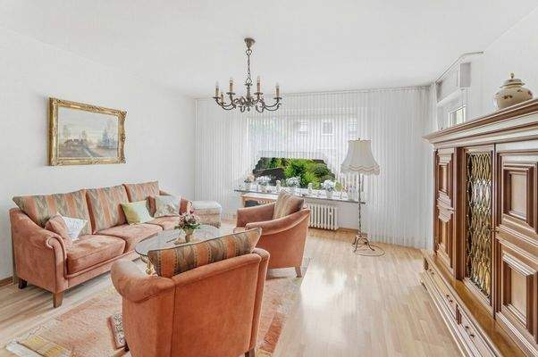 Wohn- und Essbereich mit Zugang zum Garten  