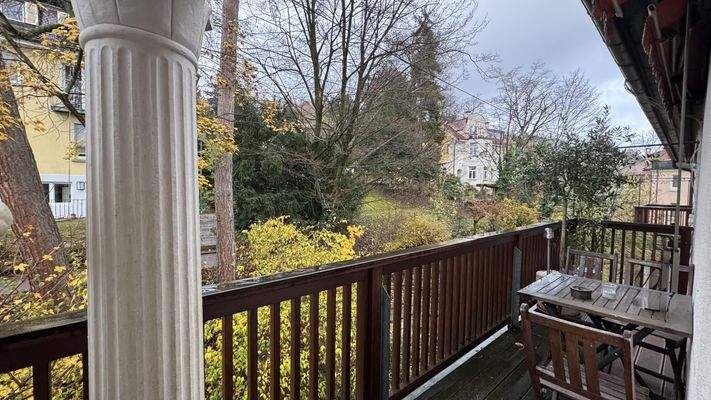 Balkon mit Blick in den Garten