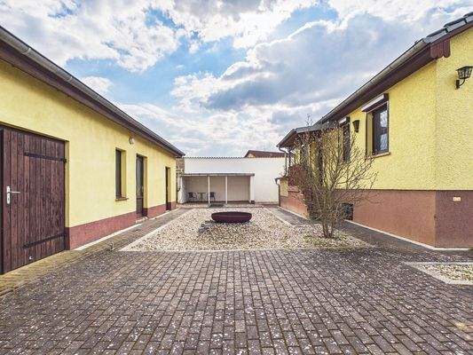 Gemütlicher Grillplatz und Feuerstelle zwischen Haus und Nebengelass