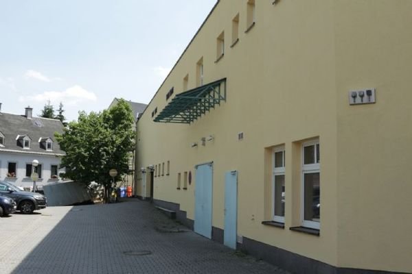 Zufahrt zur Tiefgarage und zum Parkplatz
