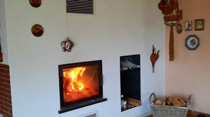 Moderner Designkamin mit integriertem Holzfach - Wärme und Funktionalität perfekt vereint!