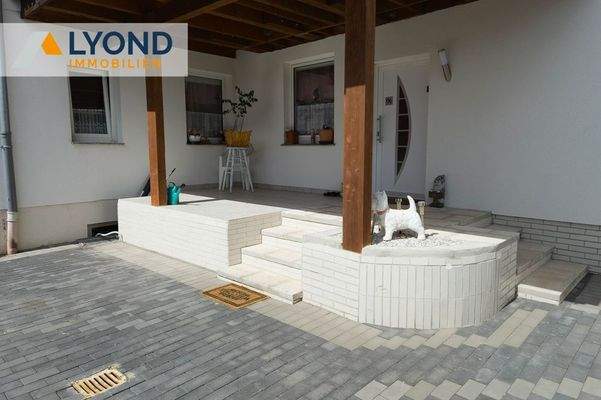 überdachter Eingangsbereich