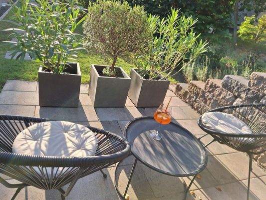 kleine Terrasse und Garten 