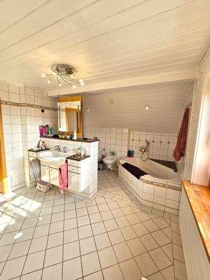 Badezimmer Dachgeschoss.jpg