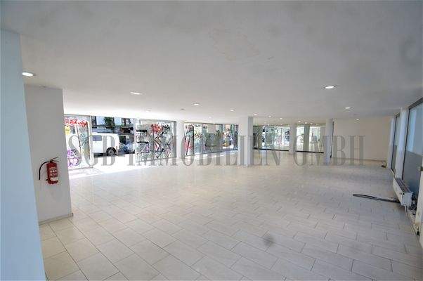 Vorderer Bereich der Ausstellungsfläche mit geöffneten Glasschiebetüren