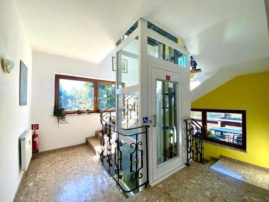 Stiegenhaus und Lift