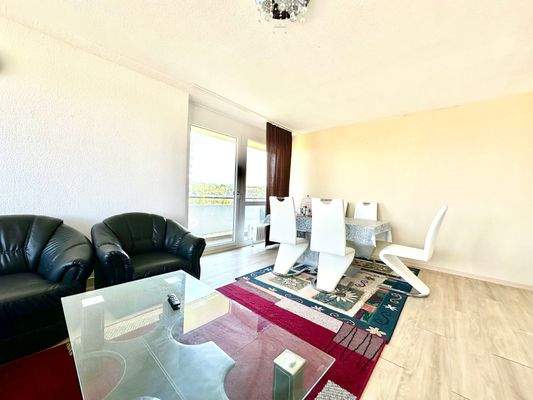 Helles Wohn- und Esszimmer