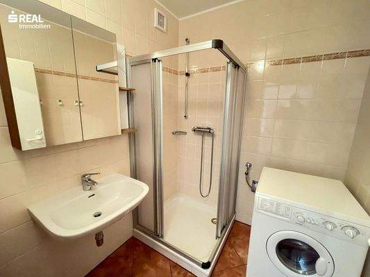 Bad mit Dusche & Waschmaschine