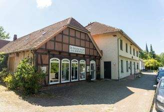 Gewerbe und Wohnhaus