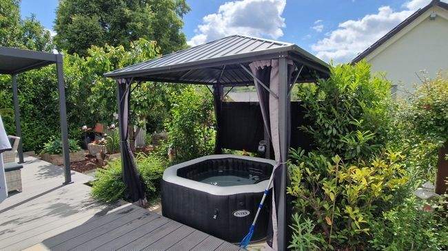 Beheizbarer Jacuzzi mit Pavillion