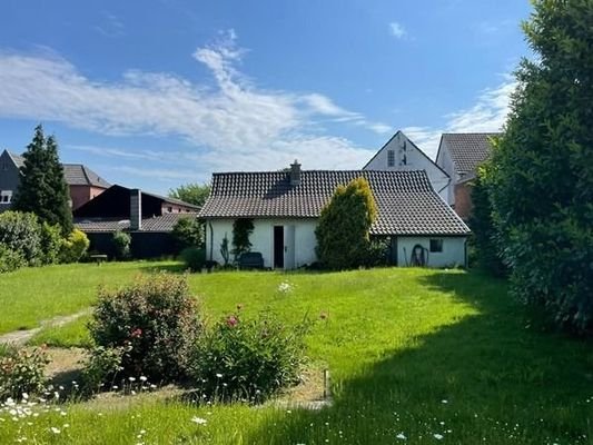 Garten mit Blick auf den Schuppen