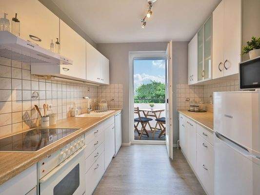 Helle, geräumige Küche mit kleinem Balkon