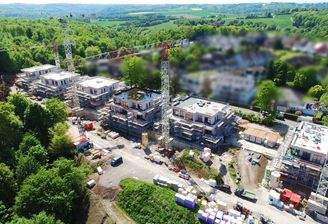 Drohnenaufnahme Gesamtübersicht Straßenseite