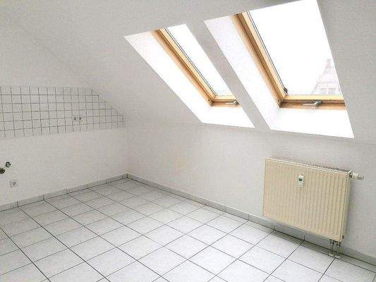 geflieste Küche mit Fenster