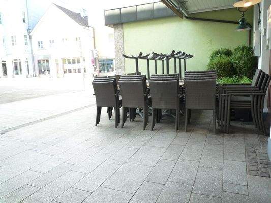 Gastgarten mit Markise