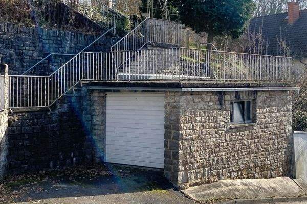 Einzelgarage mit Sektionaltor