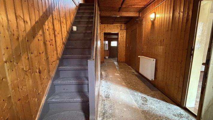 Flur und Treppe ins OG