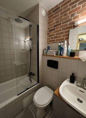 Badezimmer renoviert (KI-Staging)