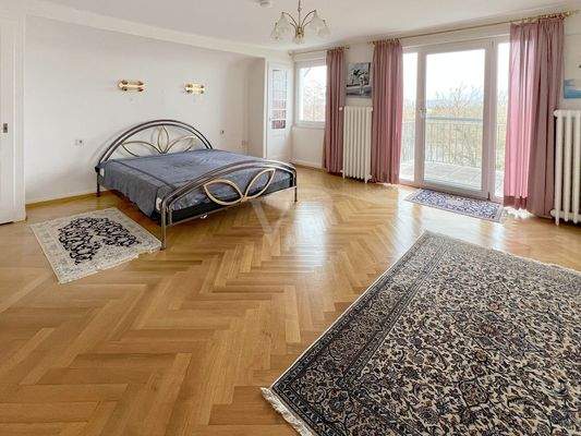 Schlafzimmer mit Balkon und Mainblick (I)