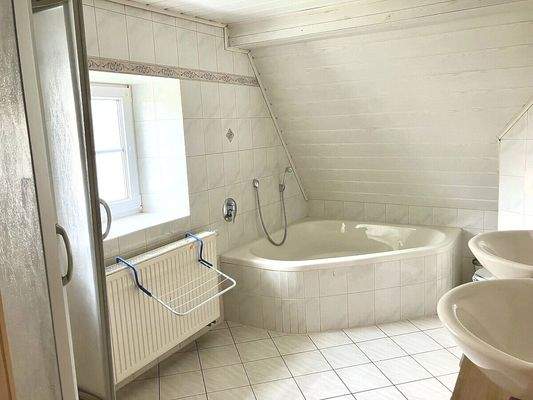 Bad Obergeschoss (Dusche, Wanne, Fenster)