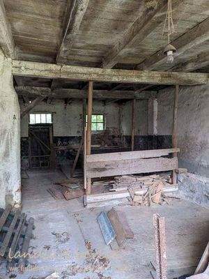 Stall und Durchgang zur hinteren Grundstücksgrenz