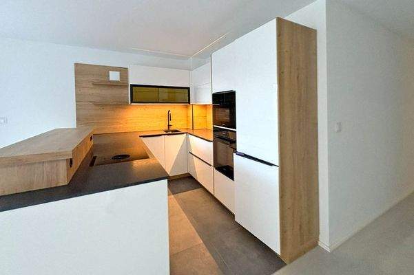 ... modern gehalten und mit Markengeräten ausgestattet