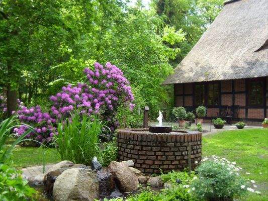 Garten mit Brunnen u. Bachlauf