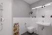 Ein weiteres Badezimmer mit bodengleicher Dusche