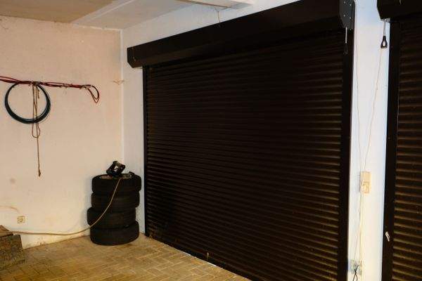 13 Garagen mit Rolltoren.JPG