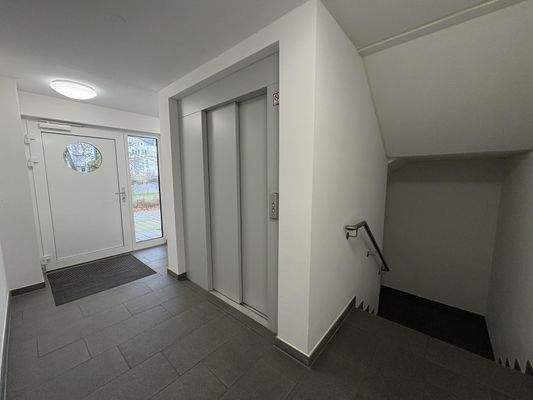 Hauseingang & Aufzug