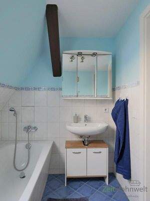 Waschbecken und Spiegelschrank