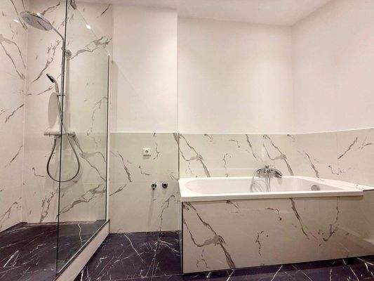 Innenliegendes Bad nach Renovierung ähnlich 1