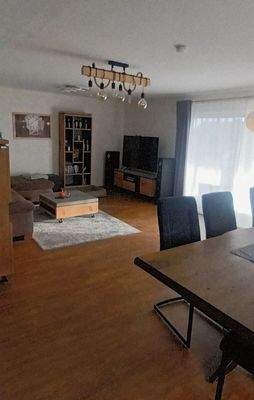 offene Grundriss verbindet Wohnen, Essen und Kochen zu einem harmonischen Lebensraum