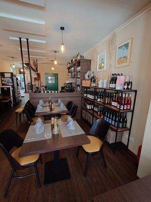 Tresen und Möblierung.jpg