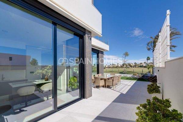 Stylish 3-Bedroom Houses in a Golf Resort in Pilar de la Horadada