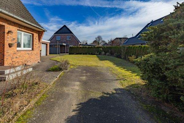 Auffahrt mit Gartenansicht