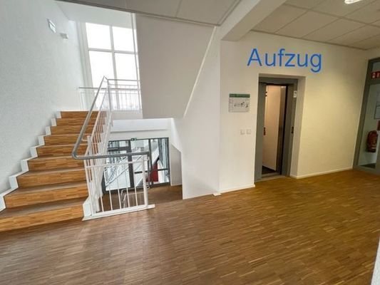 Treppenaufgang mit Aufzug