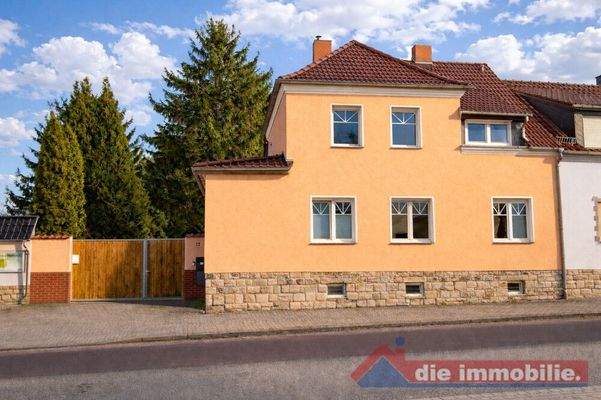 Straßenansicht der Doppelhaushälfte