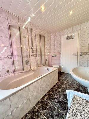 Badezimmer Hauptwohnung Obergeschoss