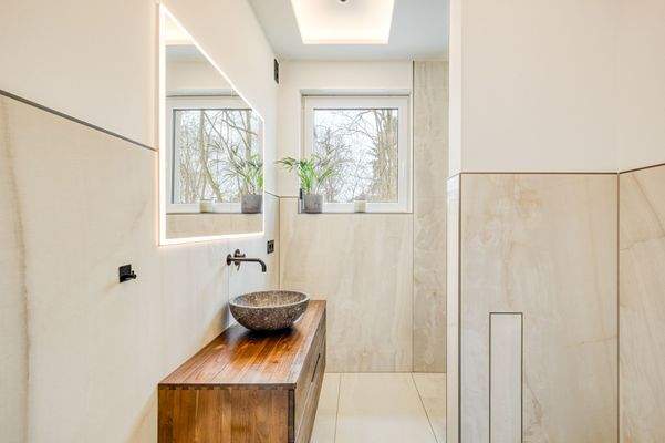 Duschbadezimmer im Erdgeschoss