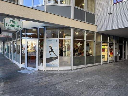 Schaufenster mit Eingang Zentral