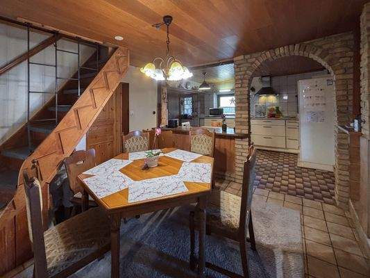 5. Blick zum Treppenaufgang in das Obergeschoss.jpg